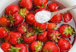 Çileği derinlemesine temizliyor! Bu şekilde yıkayınca 5 dakika yetiyor hem lezzetini koruyor hem de hemen bozulmuyor!