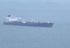 Karadeniz'de saldırıya uğrayan petrol tankeri Türkeli Demirleme Sahası'na çekildi