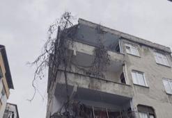Bağcılar'da 4 katlı binanın çatısı çöktü! Ekipler sevk edildi