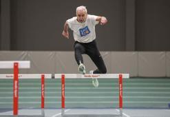 80 yaşındaki doktor atletizm pistinde gençlere taş çıkarıyor