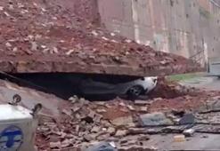 Maltepe’de okul duvarı çöktü, park halindeki araçlar zarar gördü