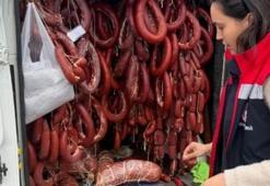 Vatandaşa yedireceklerdi! Bagajdan et, araçtan küflü sucuk çıktı