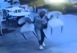 İki sandalyeyi çaldı, gerisi kaldı! Mağaza sahibi neye uğradığını şaşırdı: 'Takımı bozdun abla'