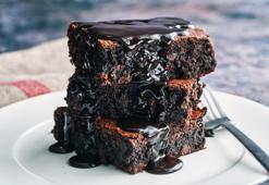 Sosunu sünger gibi çeken ıslak kek tarifi! Tadı tıpkı brownie gibi oluyor, tek bir yeri kuru kalmıyor!