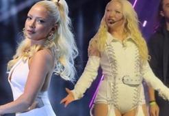 Ece Seçkin, Mustafa Sandal gecesinde 'Aya Benzer' şarkısıyla performans sergiledi
