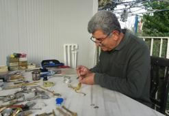 Mesleği bitti ama tutkusu devam ediyor! Ali usta dijital çağa tek başına direniyor