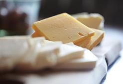 Peynirin bozulmasını engelleyen yöntem! İçine 1 parça ekleyince ne küfleniyor ne de kuruyor!