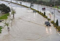 Kuvvetli yağışın etkili olduğu Antakya'da eğitime 1 gün ara verildi