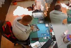 Şişen batarya bomba gibi patladı! Panik anları kamerada