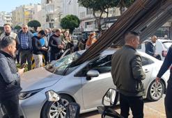 Trafikte dehşet anları! Kamyondaki inşaat demiri otomobile ok gibi saplandı