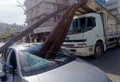 Feci kaza! Kamyonun kasasından düşen demirler, otomobili deldi