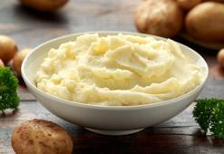 Tam kıvamında ipeksi patates püresi tarifi! Kaşarı uzadıkça uzuyor, lezzetiyle hayran bırakıyor!