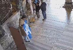 Ayasofya’da ideolojik bayrak açan 2 kişi tutuklandı