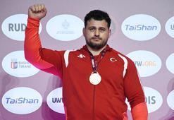 Rıza Kayaalp, 2026 Avrupa Güreş Şampiyonası'nda şampiyonluğa ulaştı, rekoru kırdı!