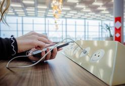 Telefonunuzun pil ömrünü saniyeler içinde tüketiyor! Gece şarjı yapan herkesin bilmesi gereken %80 kuralı