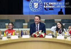 Bakan Bayraktar 'Enerji ve Madencilik' resim yarışmasına katılan öğrencilerle buluştu