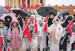 Yer kırmızı gök beyaz! Miniklerin coşkusu tüm yurdu sardı