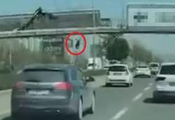Ankara'da üst geçitte can pazarı! Afiş asarken yola düşüp hayatını kaybetti