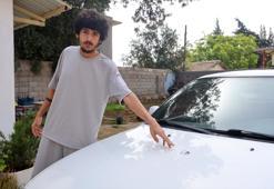Aracının ön kaputunda gördü, şoke oldu! 'Bize de isabet edebilirdi'