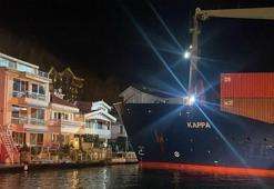 Boğaz’da tehlikeli anlar! Karaya oturan gemi yalıya çarpmaktan son anda kurtuldu