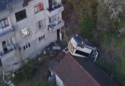 İstanbul'da akılalmaz olay! Servis aracı evin çatısına düştü