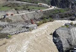 TSK, heyelanın kapattığı Hakkari-Van yolunda panel köprü kuruyor