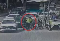 Seyir halinde boğazına cisim kaçtı! Moto kurye, polislerin ‘heimlich’ manevrasıyla hayata tutundu