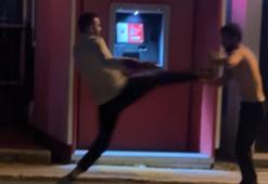 Anahtar kayboldu, dostluk bitti! Sokakta tekmeli tokatlı kavga