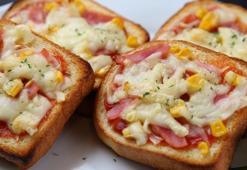 Pazar kahvaltısına pratik tost ekmeğinden mini pizza tarifi! Çocuk büyük herkesin favorisi, lezzetiyle büyülüyor