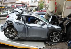 Şaşkına çeviren görüntü! Kağıt gibi ezilen otomobilden sağ çıktı