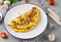 Kahvaltı için pratik omlet tarifi! Kıvamı ipek gibi pürüzsüz oluyor