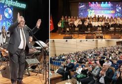 Okul müdürü sahneye çıktı, 90'lar ruhu yeniden canlandı! Dinleyen herkes Barış Manço'ya benzetti