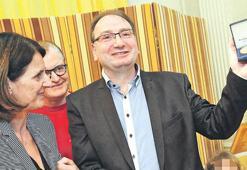Kendine madalya veren profesör
