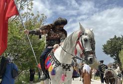 Develer, atlar ve türkülerle yürüdüler! Görenler gözlerine inanamadı