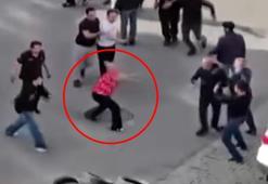Sokak ortasında başlayan kavga anne terliğiyle son buldu: O anlar kamerada