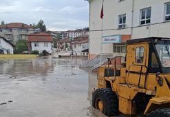 Samsun sağanak yağışa teslim oldu! Caddeler ve araçlar suya gömüldü