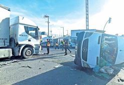 İş servisine tır darbesi