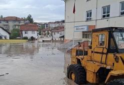 Samsun’da korkutan görüntüler! Sağanak sonrası yollar göle döndü