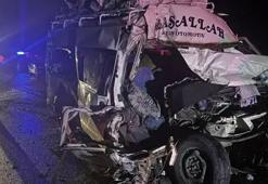 Aksaray'da feci kaza! Tarım işçilerini taşıyan minibüs tıra çarptı: Yaralılar var
