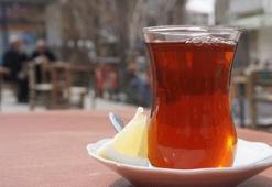 Meğer büyük bir yanılgıymış! Çayın içine limon sıkınca vücutta ne değişiyor? Uzman isimden ezber bozan açıklama