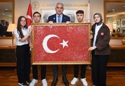 Bakan Mehmet Nuri Ersoy, 19 Mayıs'ta genç sanatçıları bakanlıkta ağırladı