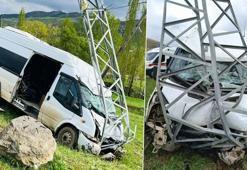 Hakkari'de elektrik direğine çarpan minibüsteki 11 kişi yaralandı