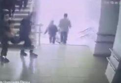 Malatya’daki depremde duygulandıran anlar! Öğretmenler görme engelli öğrenciyi böyle taşıdılar