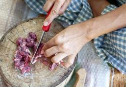 Yıllardır kurban etini pişirirken çok büyük bir hata yapıyormuşuz! Gastronomi hocası bombayı patlattı: Önce soğan mı konur yoksa tuz mu?