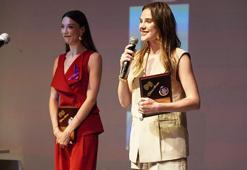Alina Boz, ilk tiyatro oyunuyla ilk tiyatro ödülünü kazandı