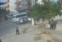 Kan donduran kaza! Yol kenarında el sallarken çarptı