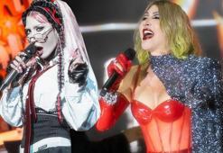 Her kıyafeti ayrı olay! Hande Yener'den kanatlı sahne şovu