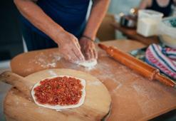 Lahmacunun çıtır çıtır olmasını sağlıyor! Hamur yoğururken içine 1 parça ekleyin