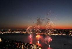 İstanbul Boğazı’ndaki havai fişek gösterisi havadan görüntülendi
