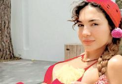 Ebru Şahin'in kırmızı bikinili pozlarına beğeni yağdı
